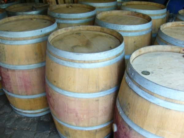 225 Liter Weinfass als Stehtisch